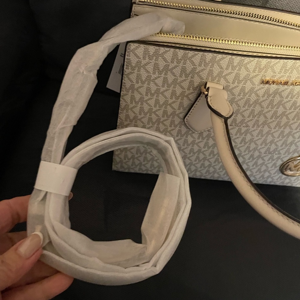 Michael Kors Gold and Cream Satchel. - Picture 5 of 8